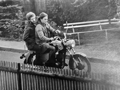 Matthias Domaschk mit Uwe Behr auf dem Motorrad in Nöbdenitz, 1976, MfS-Foto