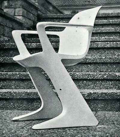 Bevor der Känguruh-Stuhl mit Armlehnen aus Polyurethan in Serie ging, wurde von der Firma Modelier- und Design-Service Ehningen ein Eins-zu-eins-Prototyp gefertigt